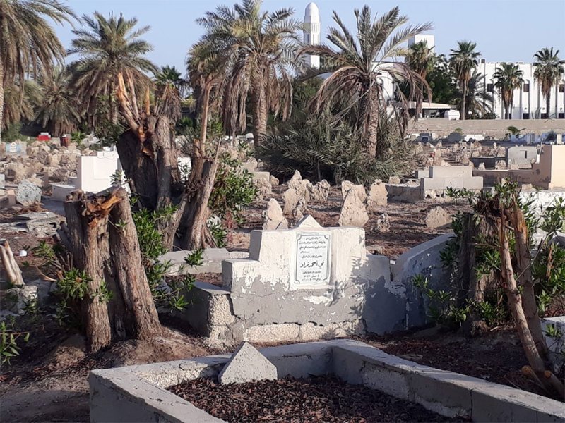بالصور: أضرار كبيرة "للكونوكاربس" بمقبرة المنامة.. والأوقاف تستجيب