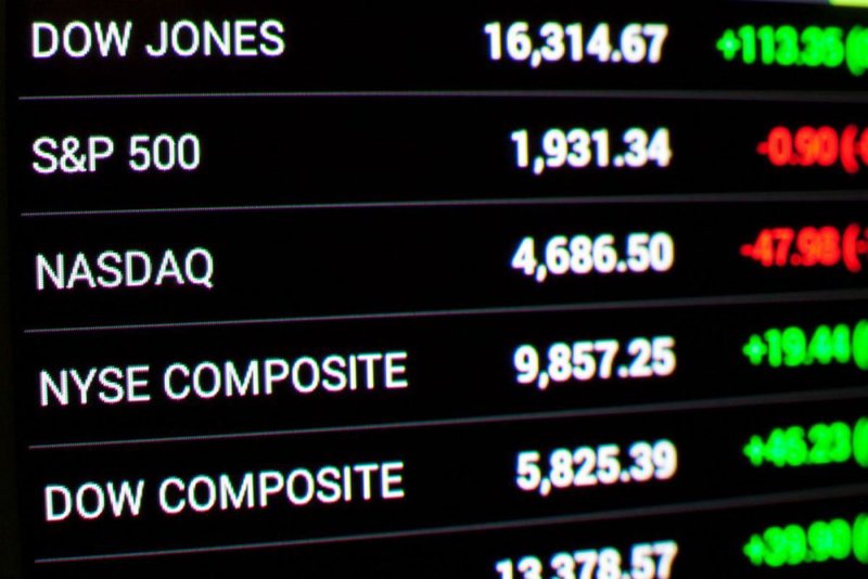 مؤشر S&P500 وNasdaq يهبطان من مستويات قياسية مع فتور صعود لأسهم التكنولوجيا