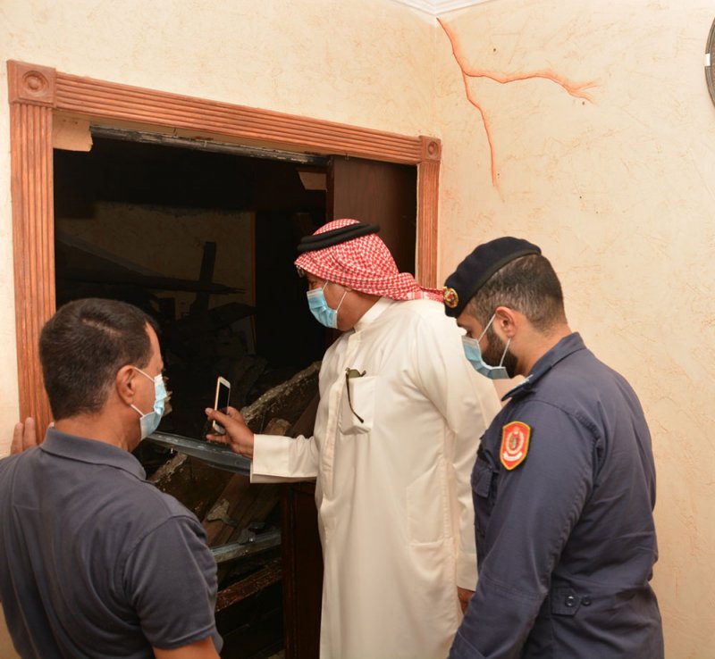 نائب محافظ الشمالية يتفقد منزلا انهار جزء من سقفه كرانة.. ويطمئن على سلامة أفراده