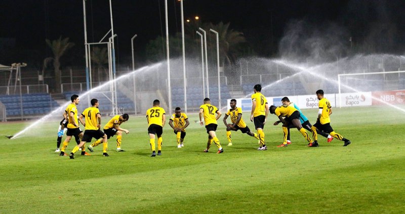بالصور.. مباراة المنامة والأهلي تتوقف 30 دقيقة والمنامة يفوز