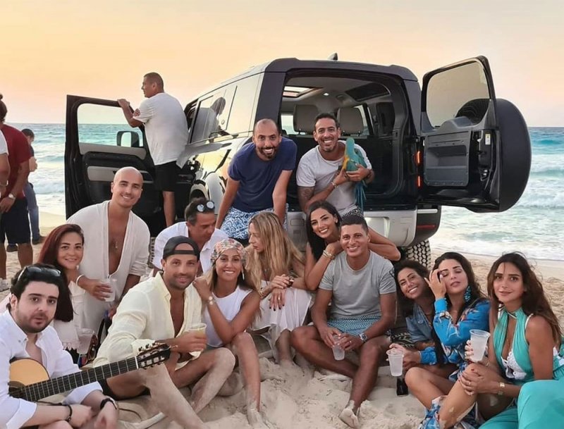 عمرو دياب يتصدر بسبب دينا الشربيني!