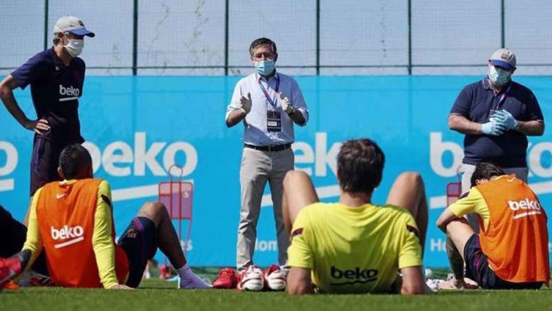 بارتوميو.. تاريخ طويل من "التعامل السيئ" مع نجوم برشلونة