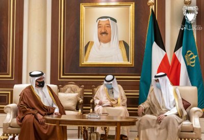 بالصور: سمو ولي العهد يقدم واجب العزاء لأمير الكويت بوفاة الشيخ صباح
