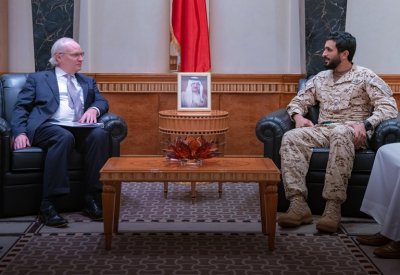 ناصر بن حمد يستقبل نائب مساعد وزير الخارجية الأمريكي لشؤون شبه الجزيرة العربية