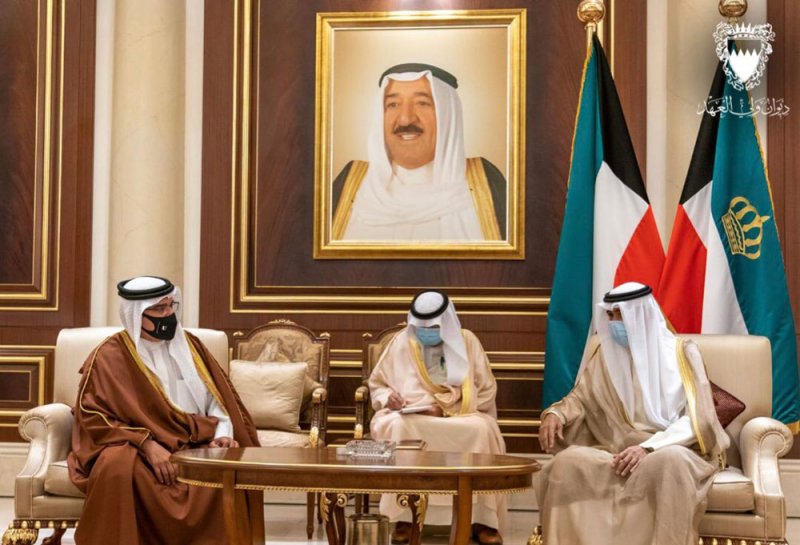 بالصور: سمو ولي العهد يقدم واجب العزاء لأمير الكويت بوفاة الشيخ صباح