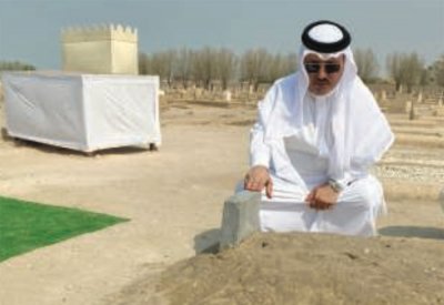 بالصورة: سفير البحرين بالكويت يقرأ الفاتحة عند قبر الشيخ صباح