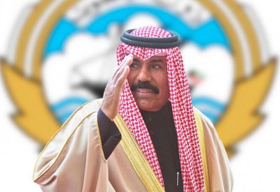 بالفيديو: أمير الكويت يغادر المسجد دون موكب أو حراسة