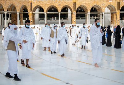 بعد توقف 7 أشهر.. مكة تستقبل المعتمرين وسط هذه التدابير