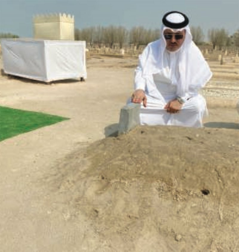 بالصورة: سفير البحرين بالكويت يقرأ الفاتحة عند قبر الشيخ صباح