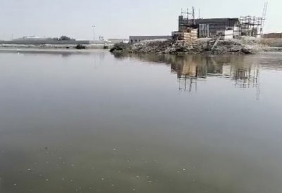 بالصور: شركة تغسل 3000 طن رملي يوميًا وتصرف الملوثات وسط البحر