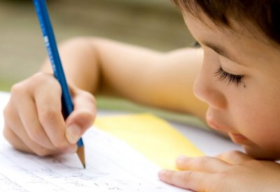الكتابة اليدوية تجعل الأطفال أكثر ذكاء