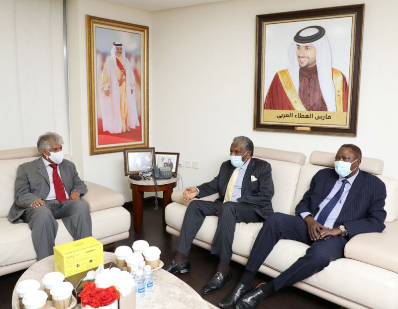 السيد يستقبل رئيس اللجنة العليا لدعم المتأثرين بالفيضانات في السودان ورئيس النادي السوداني