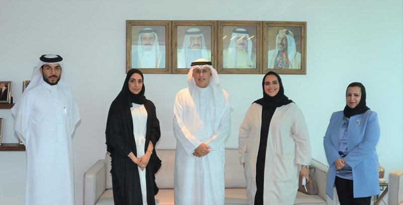 وزير الصناعة يلتقي موظفتي الوزارة المنتسبتان في الدفعة السادسة من برنامج النائب الأول لتنمية الكوادر الوطنية