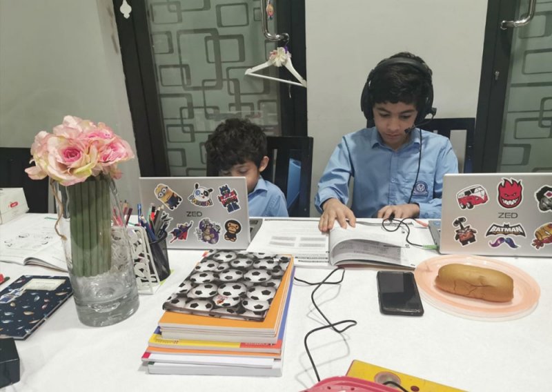 أمهات للـ"البلاد": التعليم عن بعد "صعب" بسبب الأم العاملة