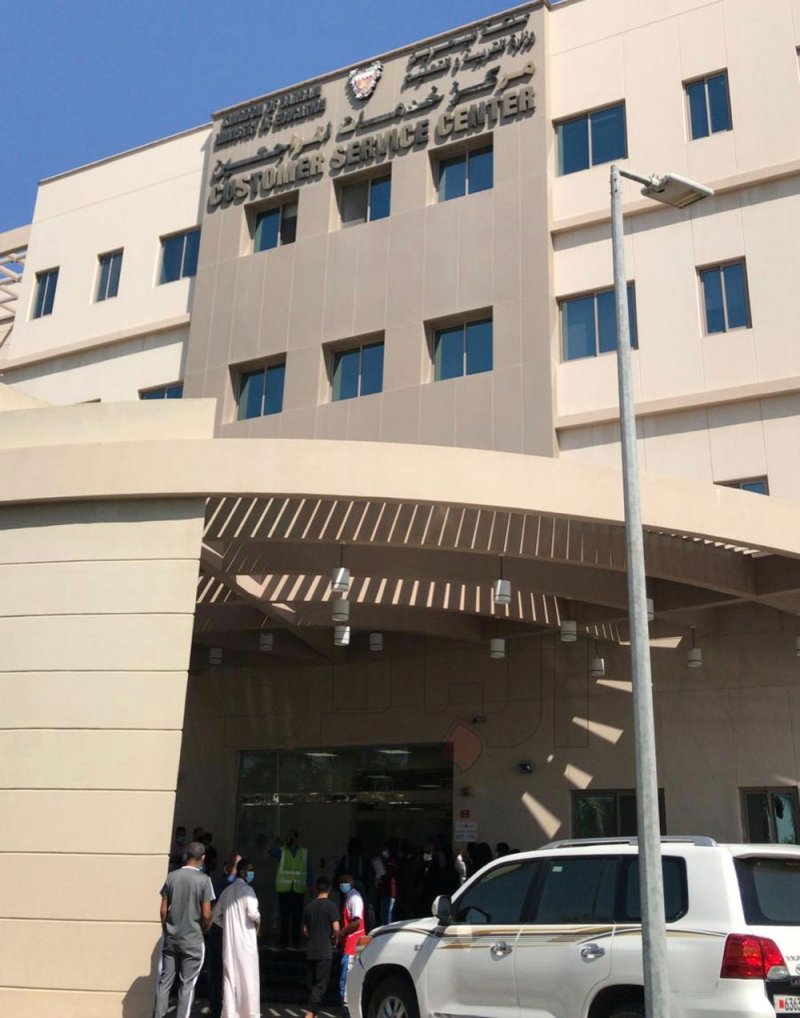 بالصور: تكدس بمركز خدمات المراجعين بالتربية منذ الصباح والطابور لخارجه