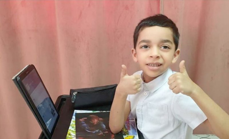 بالصور: الطلبة أمام كمبيوتراتهم بأول يوم دراسي