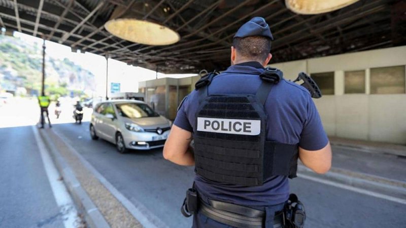 العشرات يهاجمون مركزا أمنيا في باريس بـ"مفرقعات هاون"