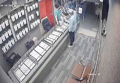 حرامي يسرق مجوهرات قيمتها 3 آلاف دينار في الرفاع