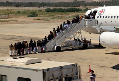 إلى الحرية.. أول دفعة من أسرى قوات الشرعية تصل سيئون