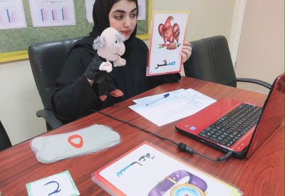 بالصورة: الجزاف معلمة تستخدم الدمى بصفها الافتراضي