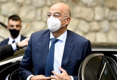 اليونان تتهم تركيا باحتجاز وزير خارجيتها "في الجو"