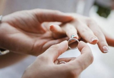 بالفيديو: امرأة تفجر فضيحة أثناء زفاف زوجها من غيرها
