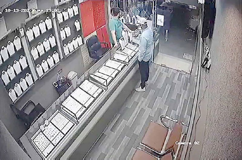 حرامي يسرق مجوهرات قيمتها 3 آلاف دينار في الرفاع