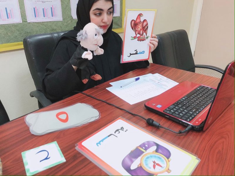 بالصورة: الجزاف معلمة تستخدم الدمى بصفها الافتراضي