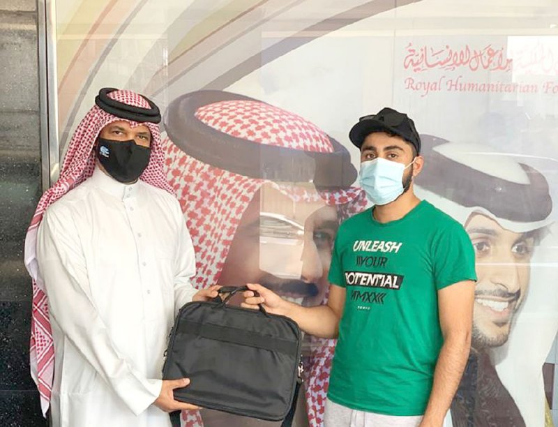 توزيع 100 حاسوب على الطلاب المتضررين