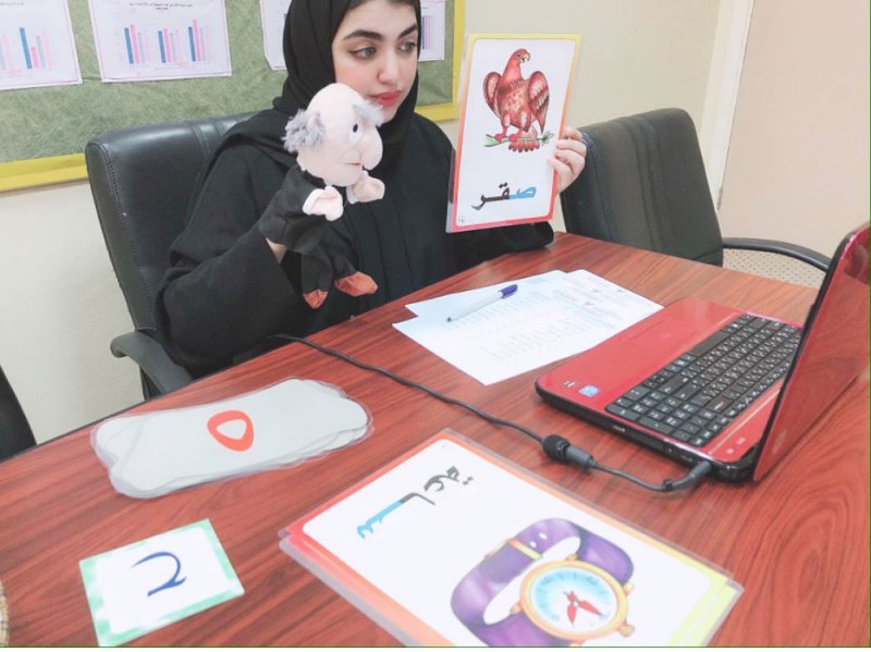 المعلمة مريم الجزاف تستخدم الدمى بصفها الافتراضي