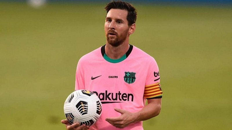 كتاب يكشف رد ميسي على عرض ارتداء قميص ريال مدريد