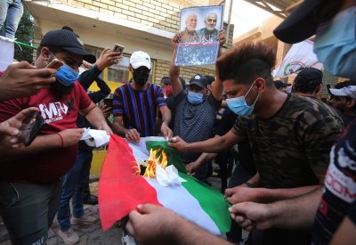 موالون للحشد الشعبي يحرقون مقار الديمقراطي الكردستاني ببغداد