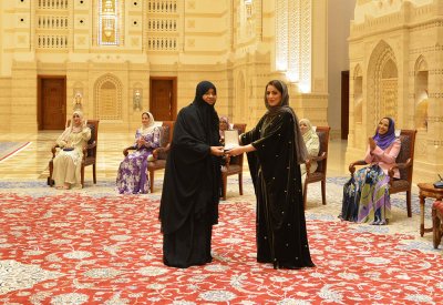 بالفيديو: شاهد أول ظهور لقرينة سلطان عُمان بمناسبة يوم المرأة العمانية
