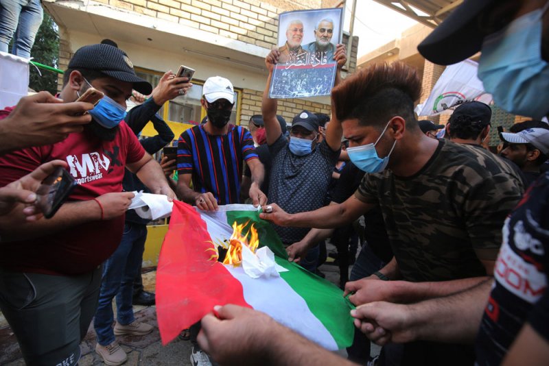 موالون للحشد الشعبي يحرقون مقار الديمقراطي الكردستاني ببغداد
