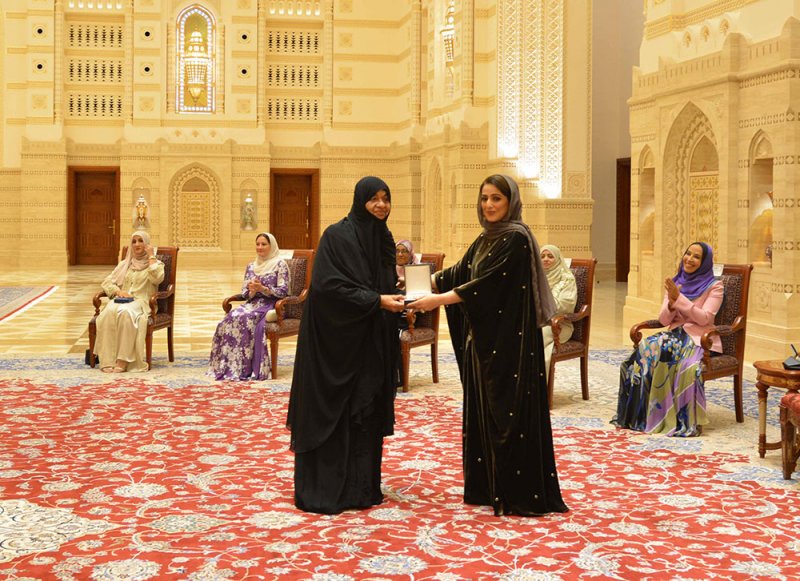 بالفيديو: شاهد أول ظهور لقرينة سلطان عُمان بمناسبة يوم المرأة العمانية