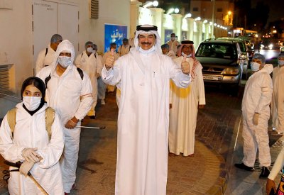 بالصور: شابات بحرينيات يشاركن في تعقيم "ثامنة الجنوبية"