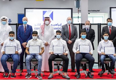 إبراهيم خليل كانو تكرم عدداً من طلبة برنامج التلمذة المهنية  في إصلاح وصباغة هياكل السيارات