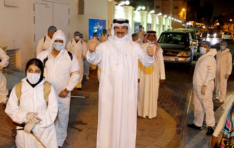 بالصور: شابات بحرينيات يشاركن في تعقيم "ثامنة الجنوبية"