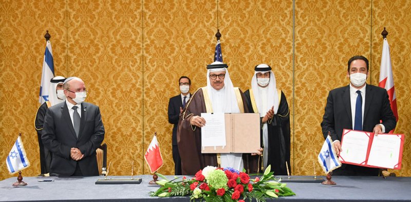 بالفيديو والصور: البحرين واسرائيل توقعان على مذكرة لتبادل التأشيرات واتفاقيات زراعية واقتصادية وجوية