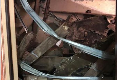 عائلة من 15 فرد بلا مأوى بعد انهيار سقف منزلها