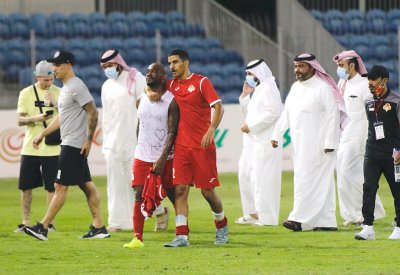 بالصور.. محترف الرفاع الشرقي يخوض لقاء فريقه الأخير رغم وفاة جده