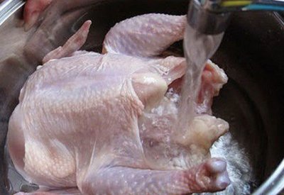 ما أضرار غسل الدجاج بالماء؟