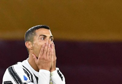 رونالدو لا يزال مصابا بكورونا.. وقد يغيب عن لقاء برشلونة