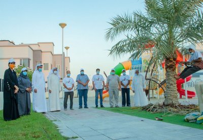 أصدقاء الحدائق يقلمون أشجار النخيل ويزرعون الشتلات بحديقة بوري