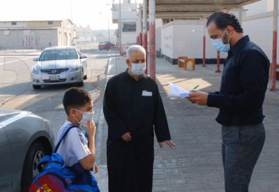 بالصور: الطلبة بأول يوم مدرسي.. كمامات و"فيس شيلد".. والمعلمون يشرحون بالصفوف