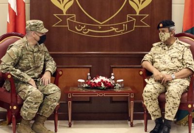 القائد العام يبحث مع الملحق العسكري بالسفارة الأمريكية عددا من المواضيع المشتركة