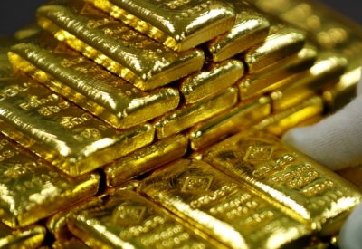 الذهب ينخفض بفعل قوة الدولار والشكوك حيال التحفيز الأمريكي
