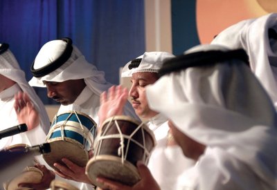 فرقة محمد بن فارس تحيي أمسية فنون شعبية غداً الثلاثاء بحضور الجمهور عبر السيارات 