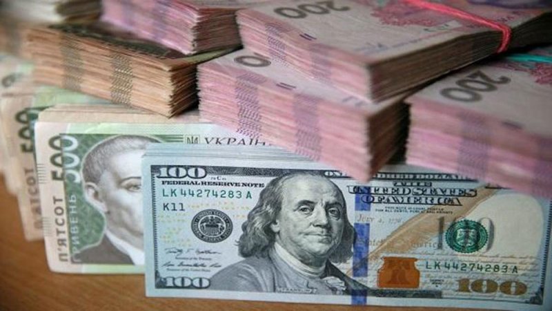 الدولار يصعد مقابل عملات عالية المخاطر مع تلاشي آمال التحفيز