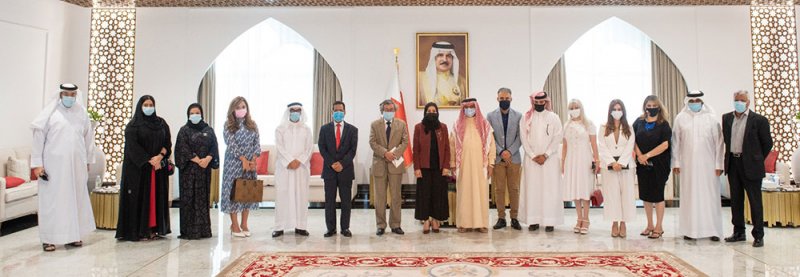 زينل تستقبل عددا من كتاب الرأي في الصحف المحلية..وتؤكد : دور فاعل للصحفيين وكتاب الرأي